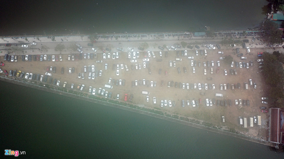 Dân công sở chật cứng phủ Tây Hồ ngày đầu đi làm